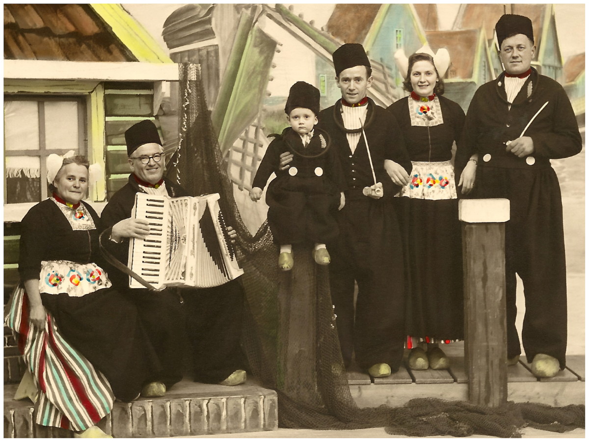 Marie Rosa Grimbühler-Weibel, Max Grimbühler-Weibel, Martin Grimbühler-Steiner, Rolf Grimbühler-Lubbe, Greti Grimbühler-Lubbe (Holland 1952, Handkoloriert), Vintage Photo Netherlands 1952
