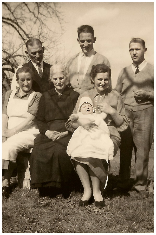 Thildy Gabi-Lanz und Werner Gabi-Lanz mit Nachwuchs (≈1953), Vintage Family Photo 1953