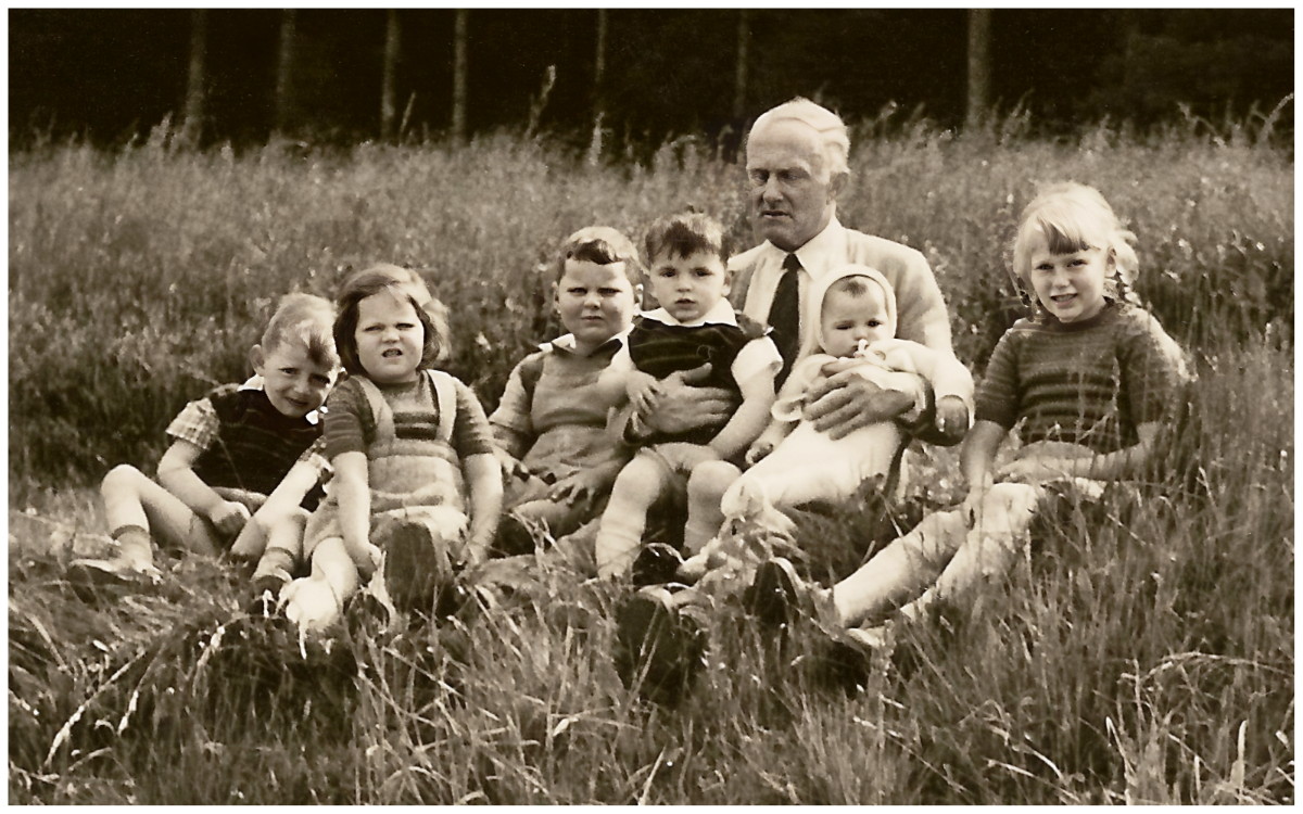 Ernst Lanz mit Enkelkindern (≈1955), Vintage Family Photo 1955